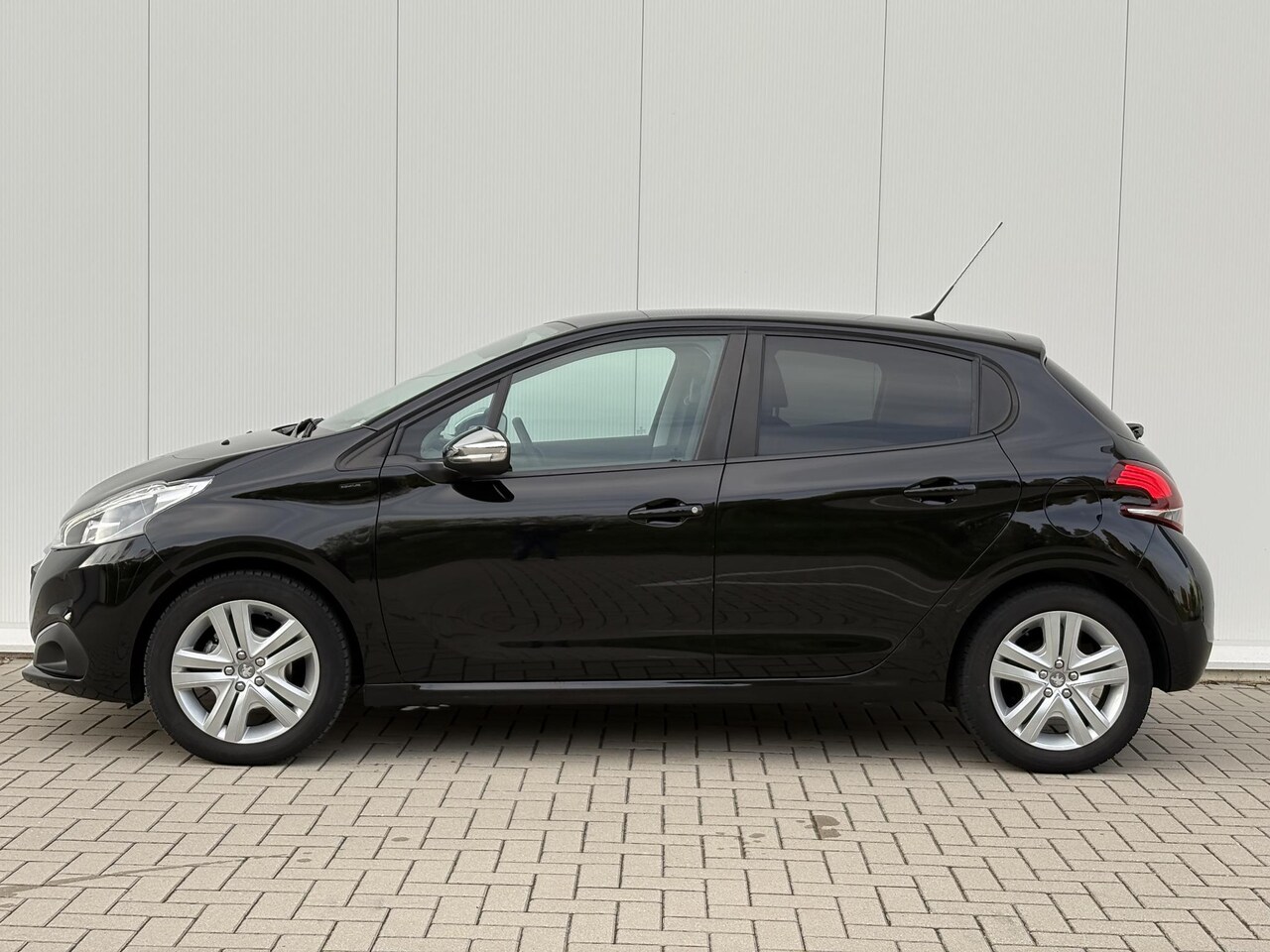 Peugeot 208 - 1.2 PureTech Signature | extreem lage km stand | stoelverwarming | carplay | Heel netjes!