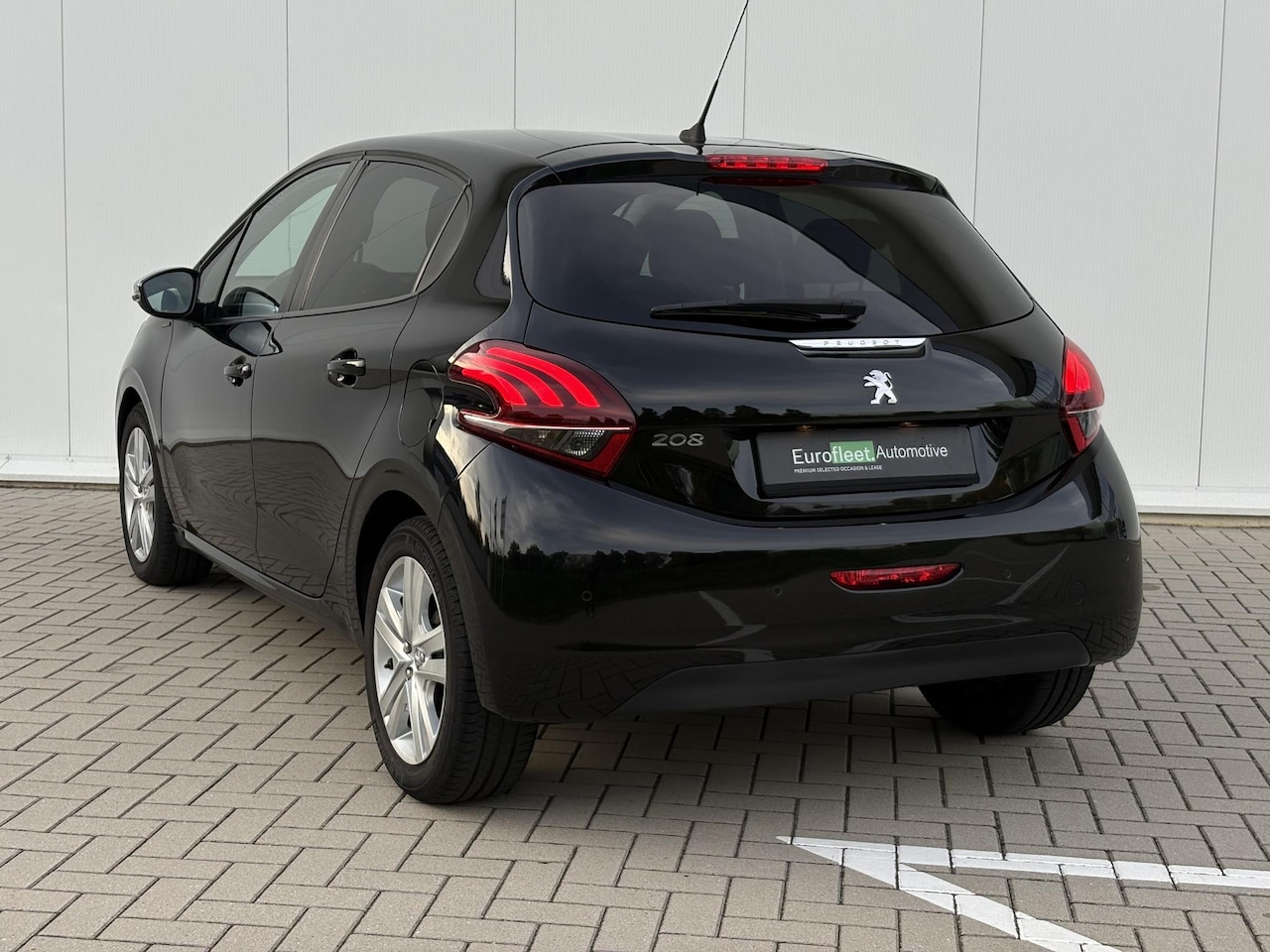 Peugeot 208 - 1.2 PureTech Signature | extreem lage km stand | stoelverwarming | carplay | Heel netjes!