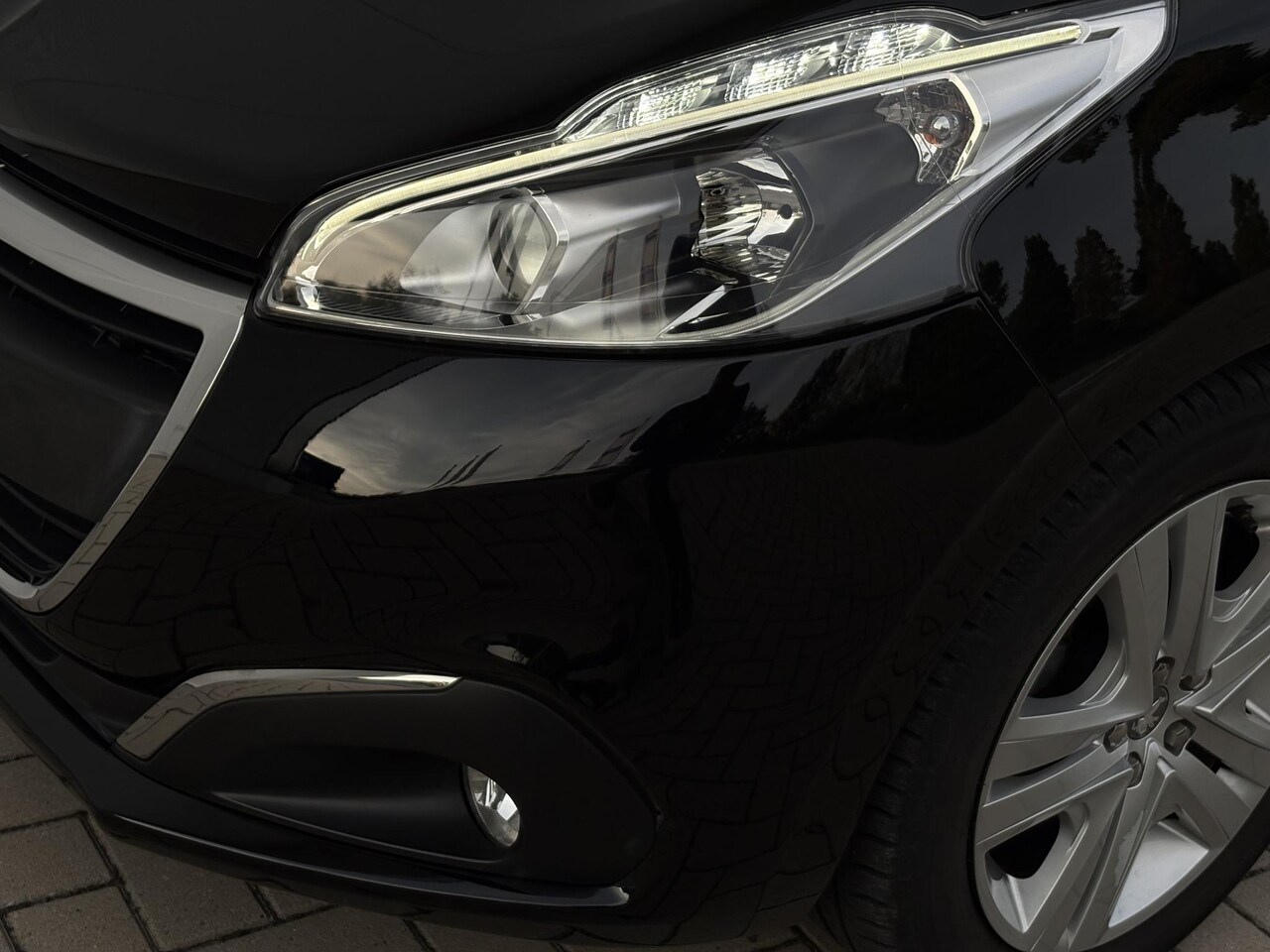 Peugeot 208 - 1.2 PureTech Signature | extreem lage km stand | stoelverwarming | carplay | Heel netjes!