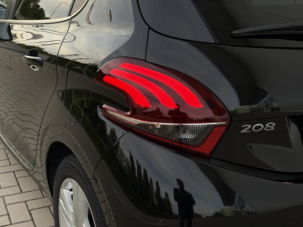 Peugeot 208 - 1.2 PureTech Signature | extreem lage km stand | stoelverwarming | carplay | Heel netjes!