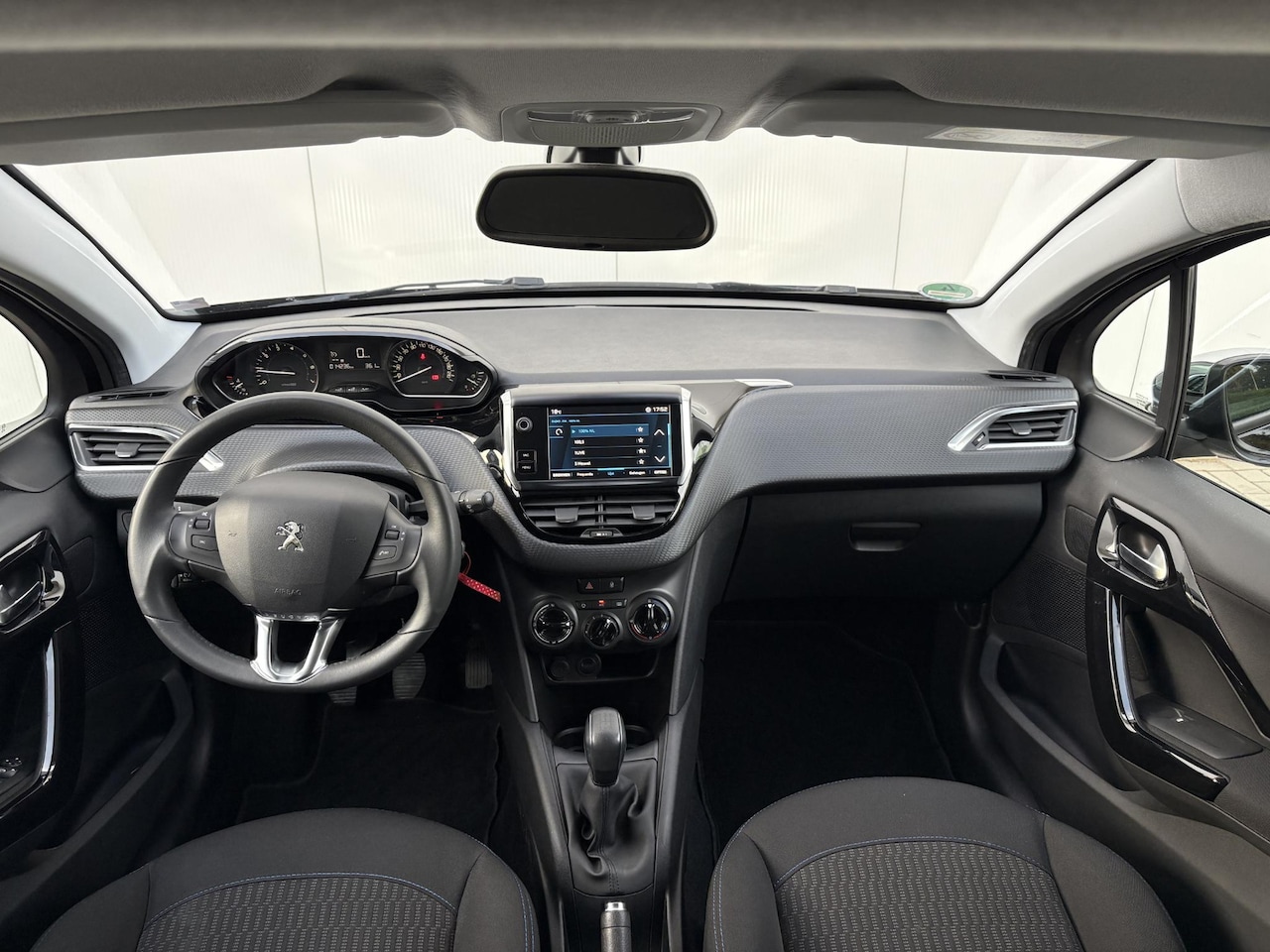 Peugeot 208 - 1.2 PureTech Signature | extreem lage km stand | stoelverwarming | carplay | Heel netjes!