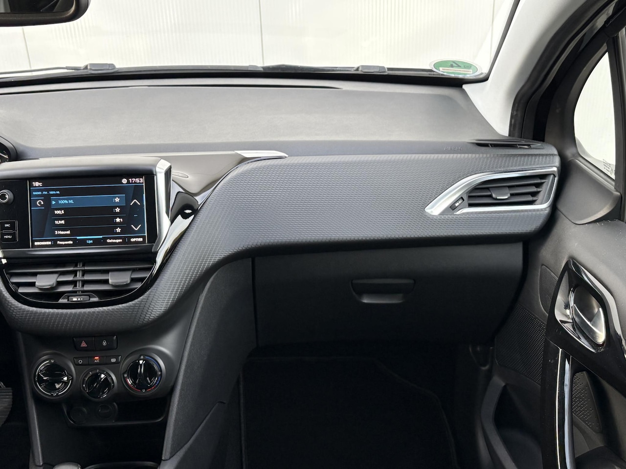 Peugeot 208 - 1.2 PureTech Signature | extreem lage km stand | stoelverwarming | carplay | Heel netjes!