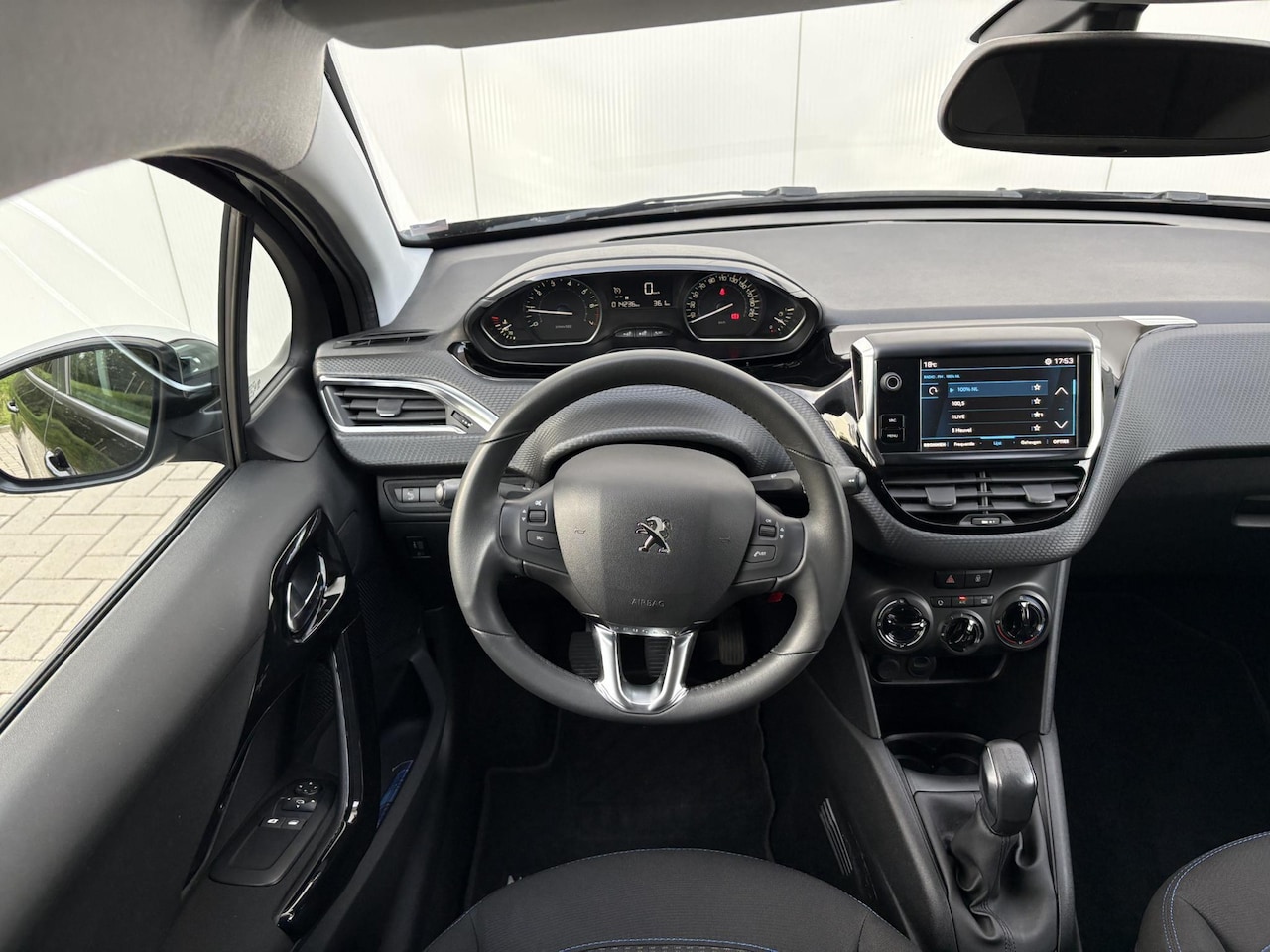Peugeot 208 - 1.2 PureTech Signature | extreem lage km stand | stoelverwarming | carplay | Heel netjes!