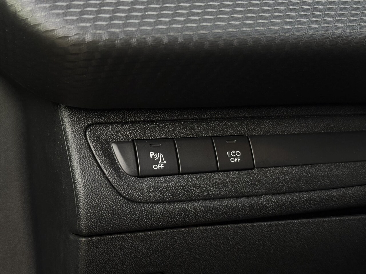 Peugeot 208 - 1.2 PureTech Signature | extreem lage km stand | stoelverwarming | carplay | Heel netjes!