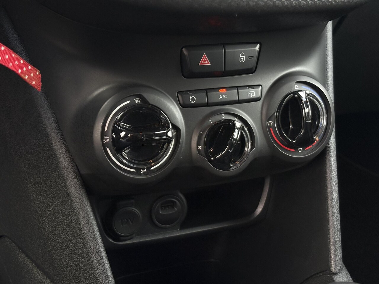 Peugeot 208 - 1.2 PureTech Signature | extreem lage km stand | stoelverwarming | carplay | Heel netjes!