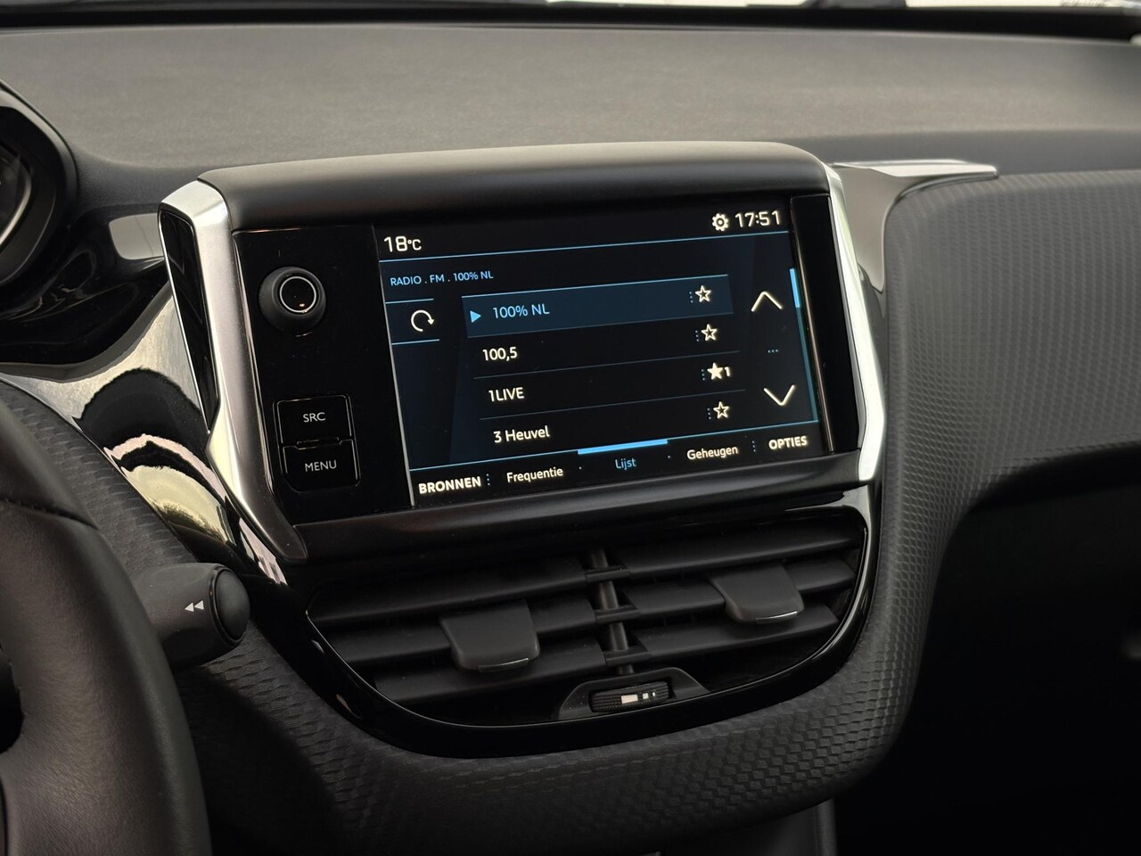 Peugeot 208 - 1.2 PureTech Signature | extreem lage km stand | stoelverwarming | carplay | Heel netjes!