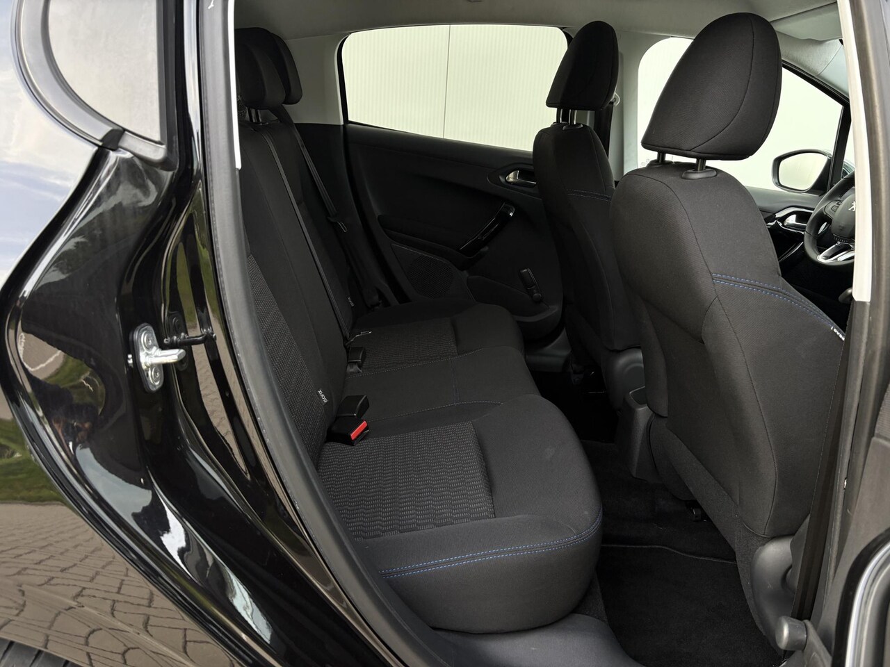 Peugeot 208 - 1.2 PureTech Signature | extreem lage km stand | stoelverwarming | carplay | Heel netjes!