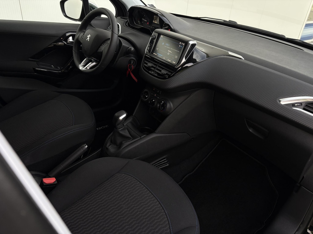 Peugeot 208 - 1.2 PureTech Signature | extreem lage km stand | stoelverwarming | carplay | Heel netjes!