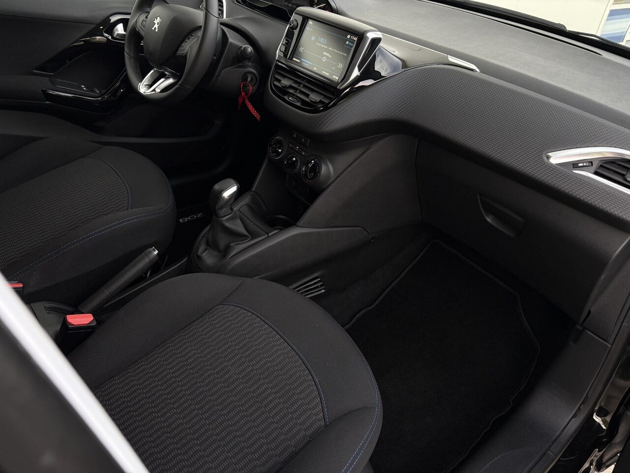 Peugeot 208 - 1.2 PureTech Signature | extreem lage km stand | stoelverwarming | carplay | Heel netjes!