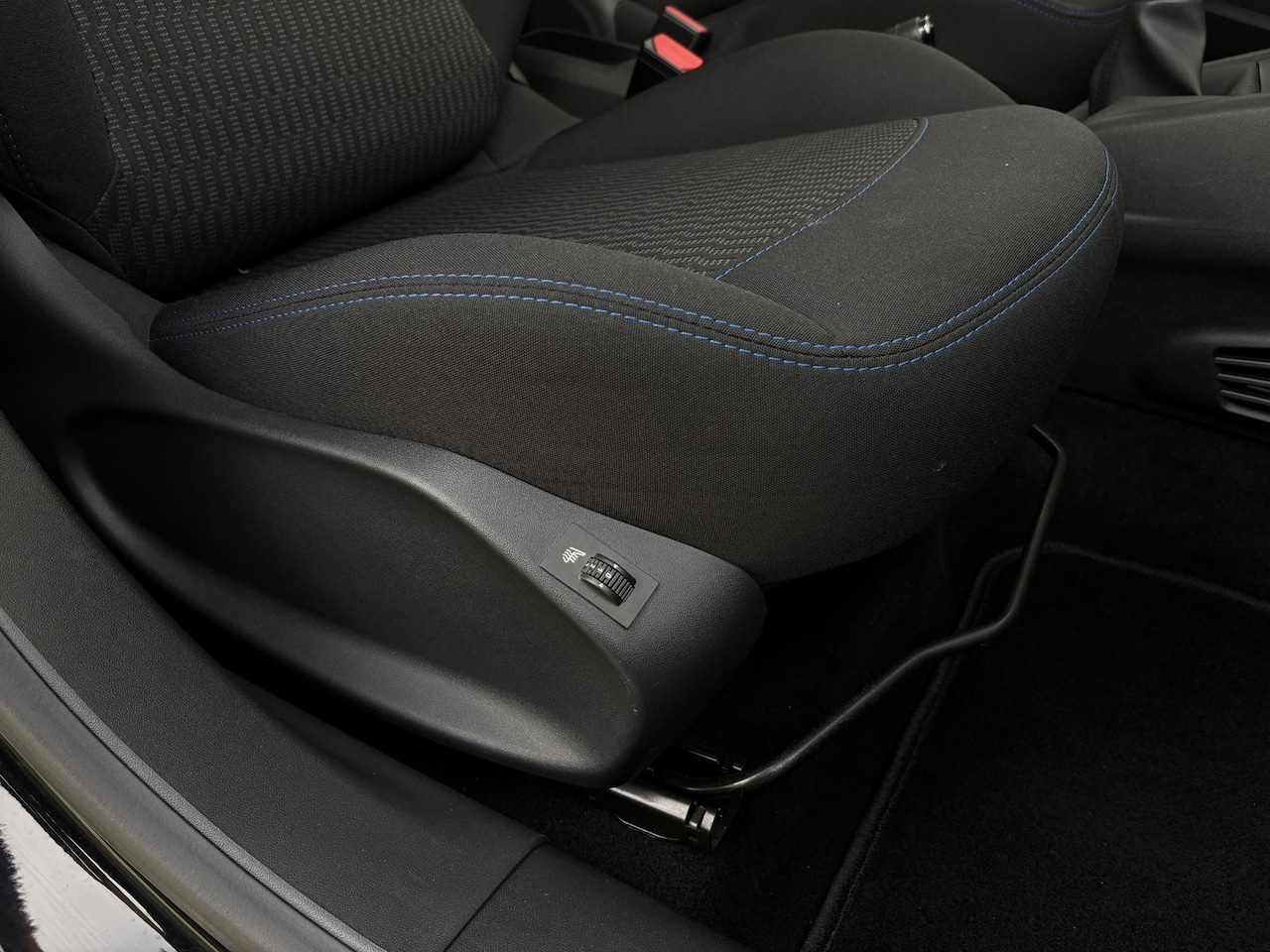 Peugeot 208 - 1.2 PureTech Signature | extreem lage km stand | stoelverwarming | carplay | Heel netjes!