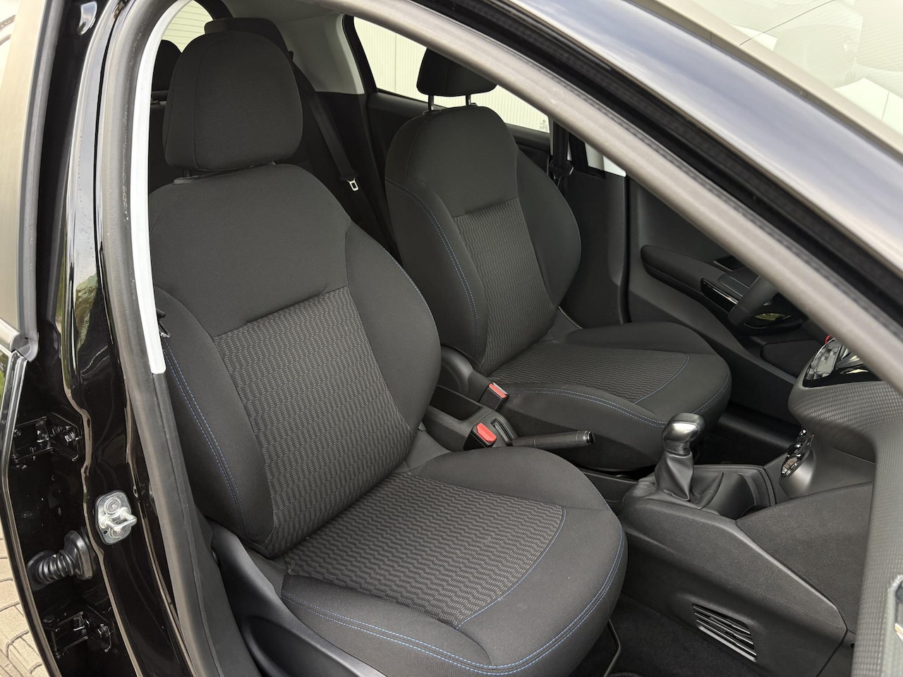 Peugeot 208 - 1.2 PureTech Signature | extreem lage km stand | stoelverwarming | carplay | Heel netjes!