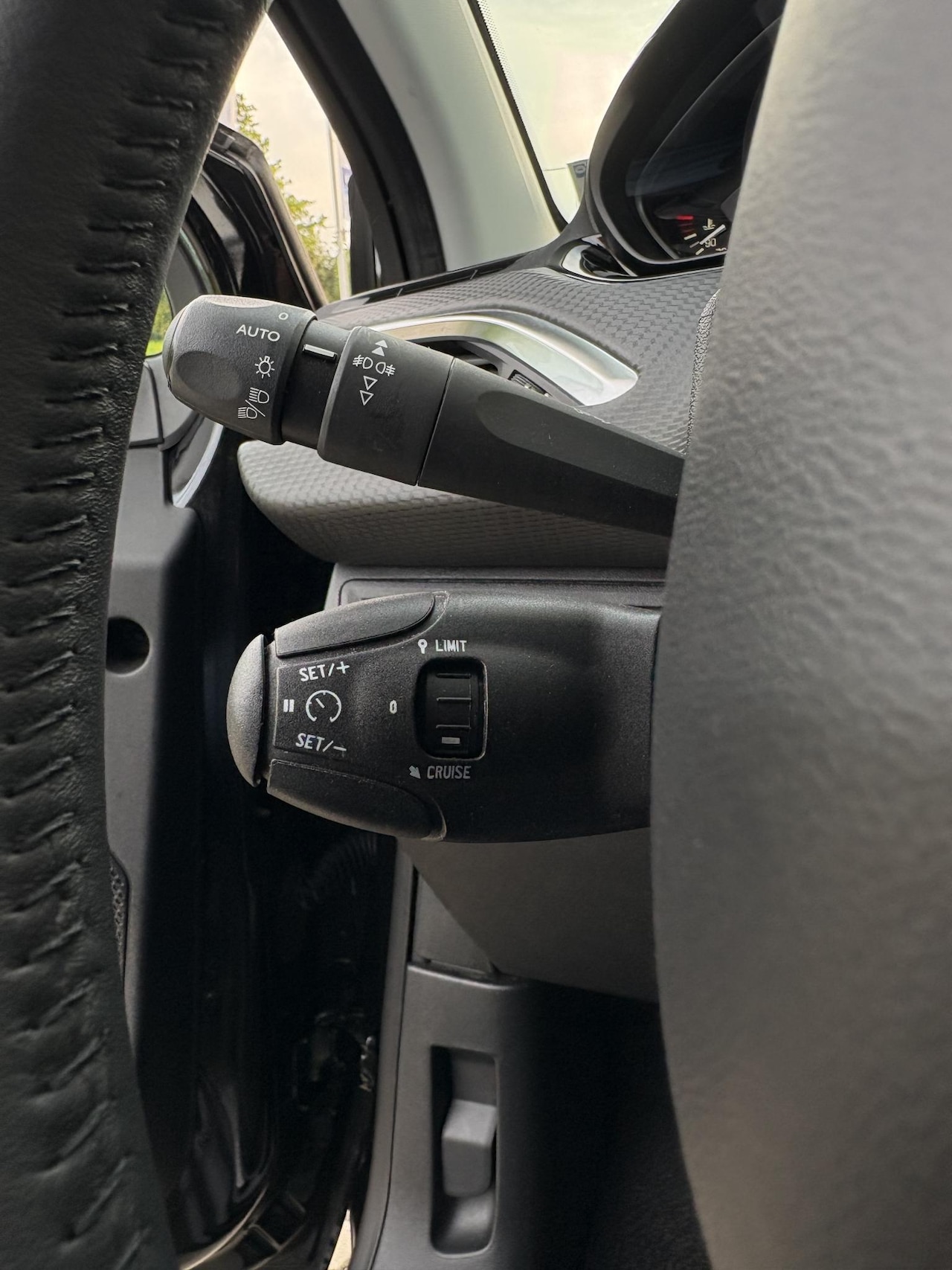 Peugeot 208 - 1.2 PureTech Signature | extreem lage km stand | stoelverwarming | carplay | Heel netjes!