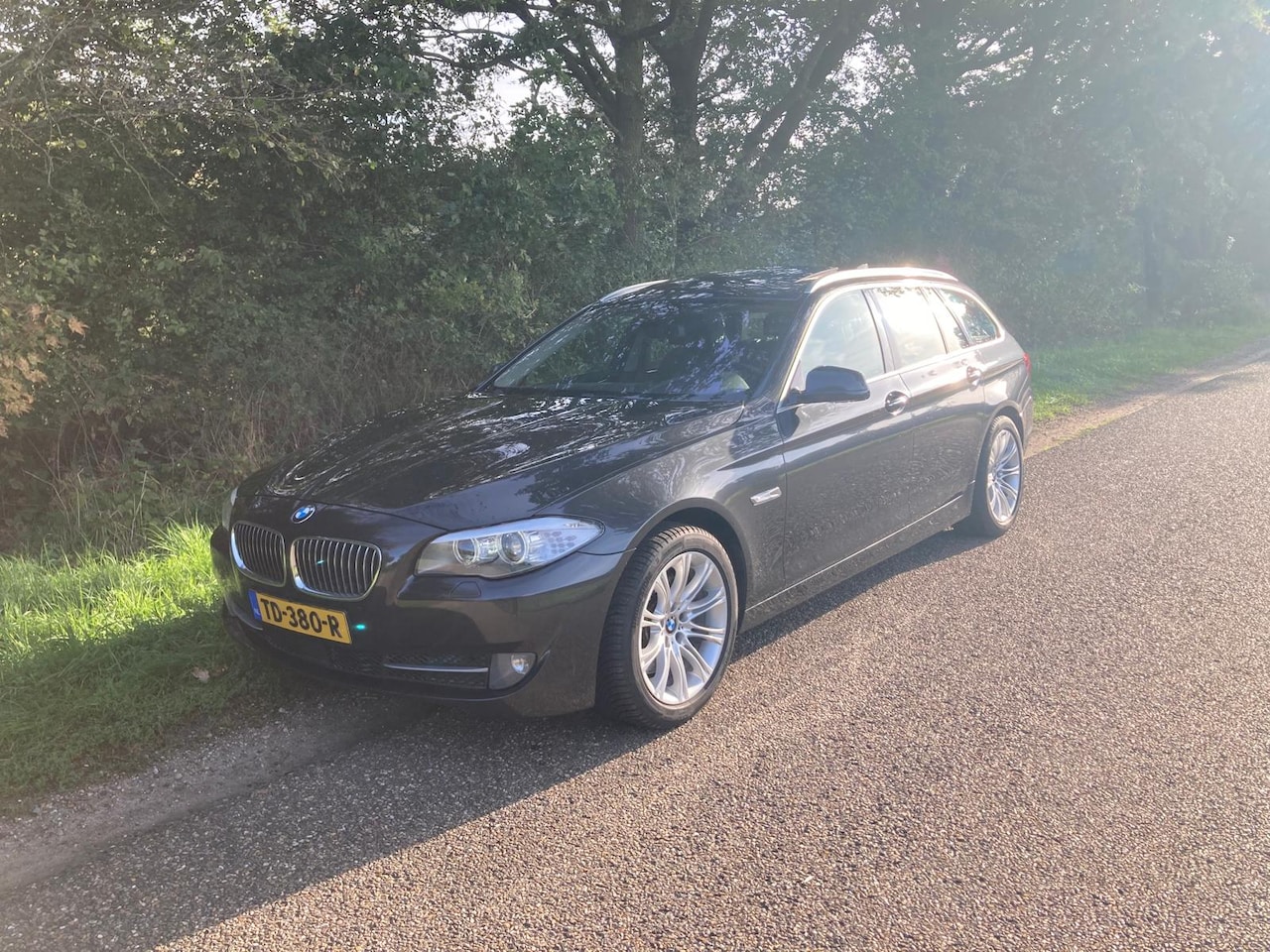 BMW 5-serie Touring - 535d High Executive Touring 313pk Carplay panoramadak - AutoWereld.nl