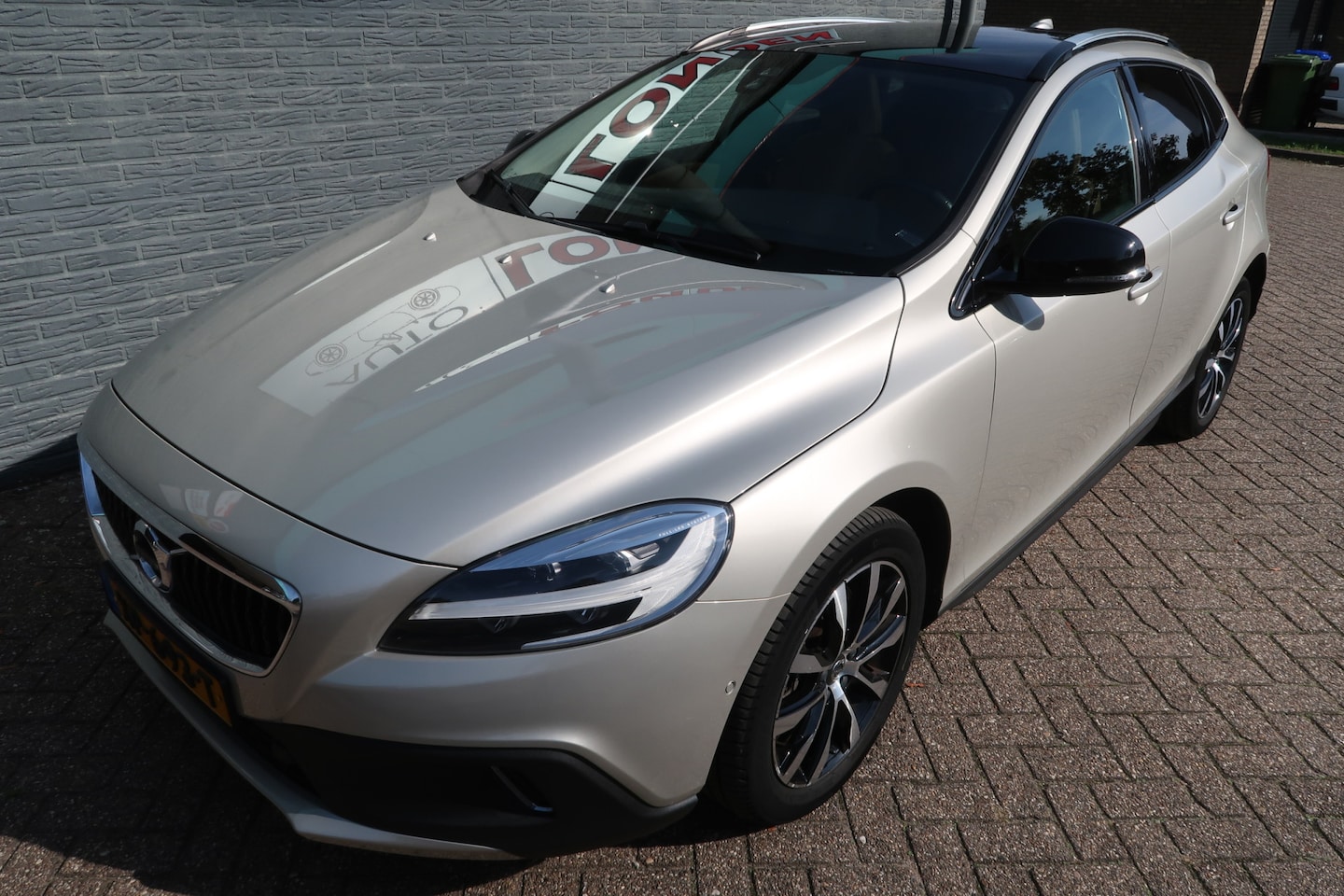 Volvo V40 Cross Country - 1.5 T3 Polar+ Luxury Bij ons bedrijf in onderhoud geweest met winterbanden - AutoWereld.nl