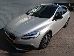 Volvo V40 Cross Country - 1.5 T3 Polar+ Luxury Bij ons bedrijf in onderhoud geweest met winterbanden