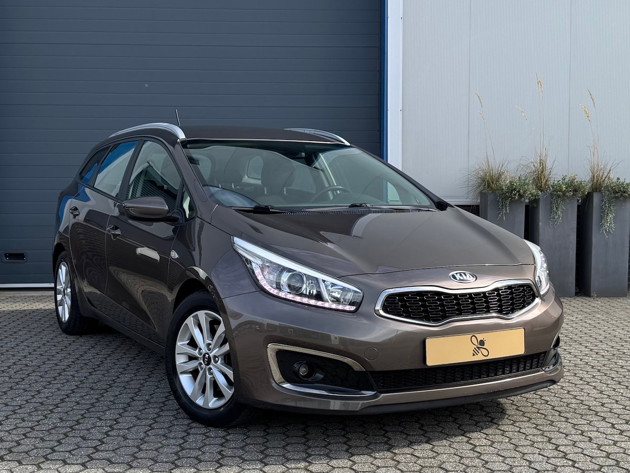 Kia Cee'd Sportswagon - 1.6 GDI First Edition | 86d km! | Navi | Airco | Cruise | Camera | Parkeersensoren - AutoWereld.nl