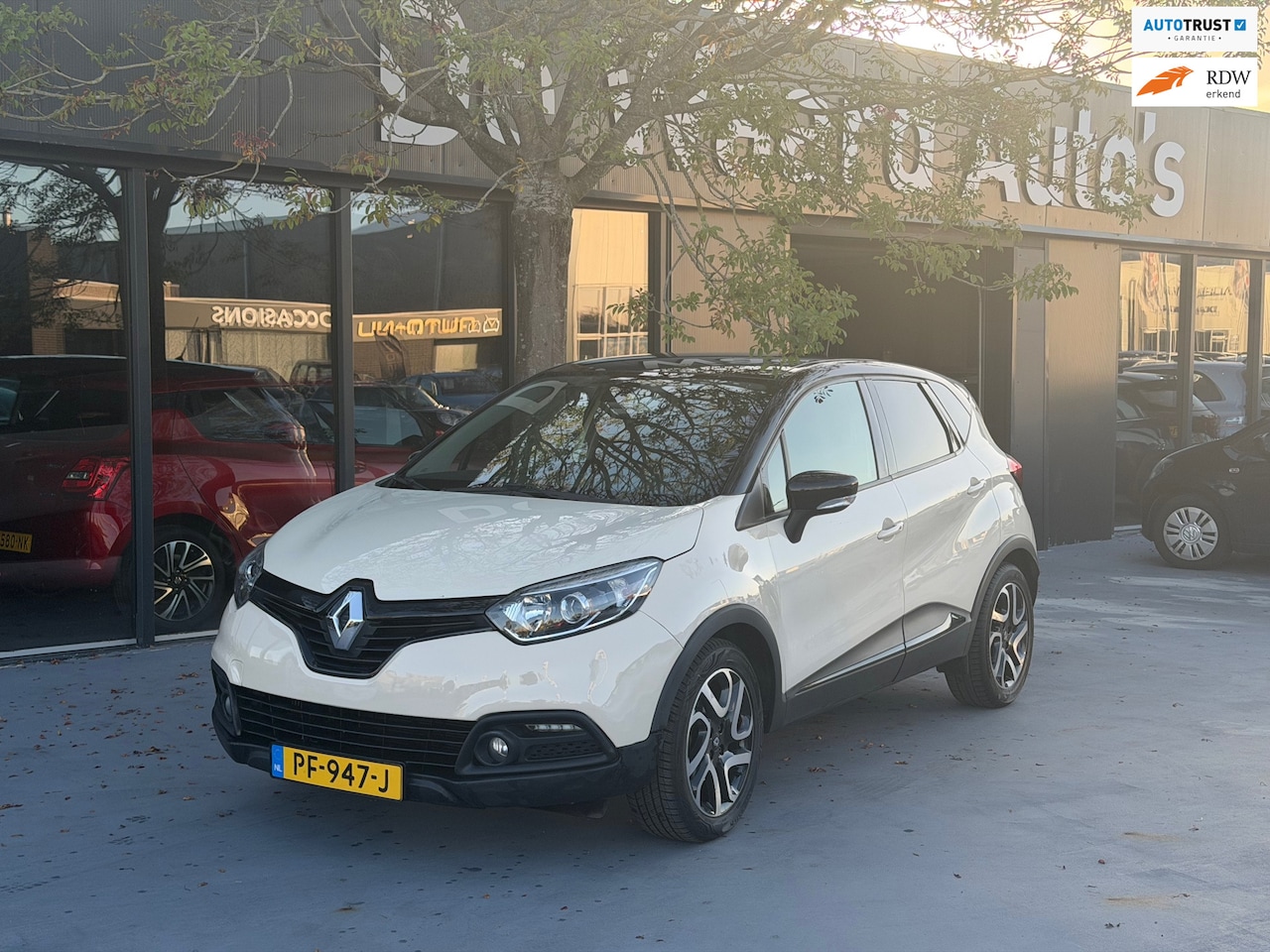 Renault Captur - 1.2 TCe Helly Hansen/automaat/airco/cruise/ Trekhaak/camra/PDC achter/Dealer onderhouden/1 - AutoWereld.nl