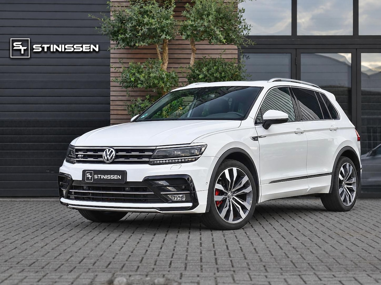 Volkswagen Tiguan - 2.0 TDI R-Line Leer Panoramadak Trekhak 20 inch Velgen - AutoWereld.nl