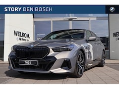 BMW 5-serie - 530e M Sport Automaat / Panoramadak / Trekhaak / Achteruitrijcamera / Adaptieve LED / M Sp