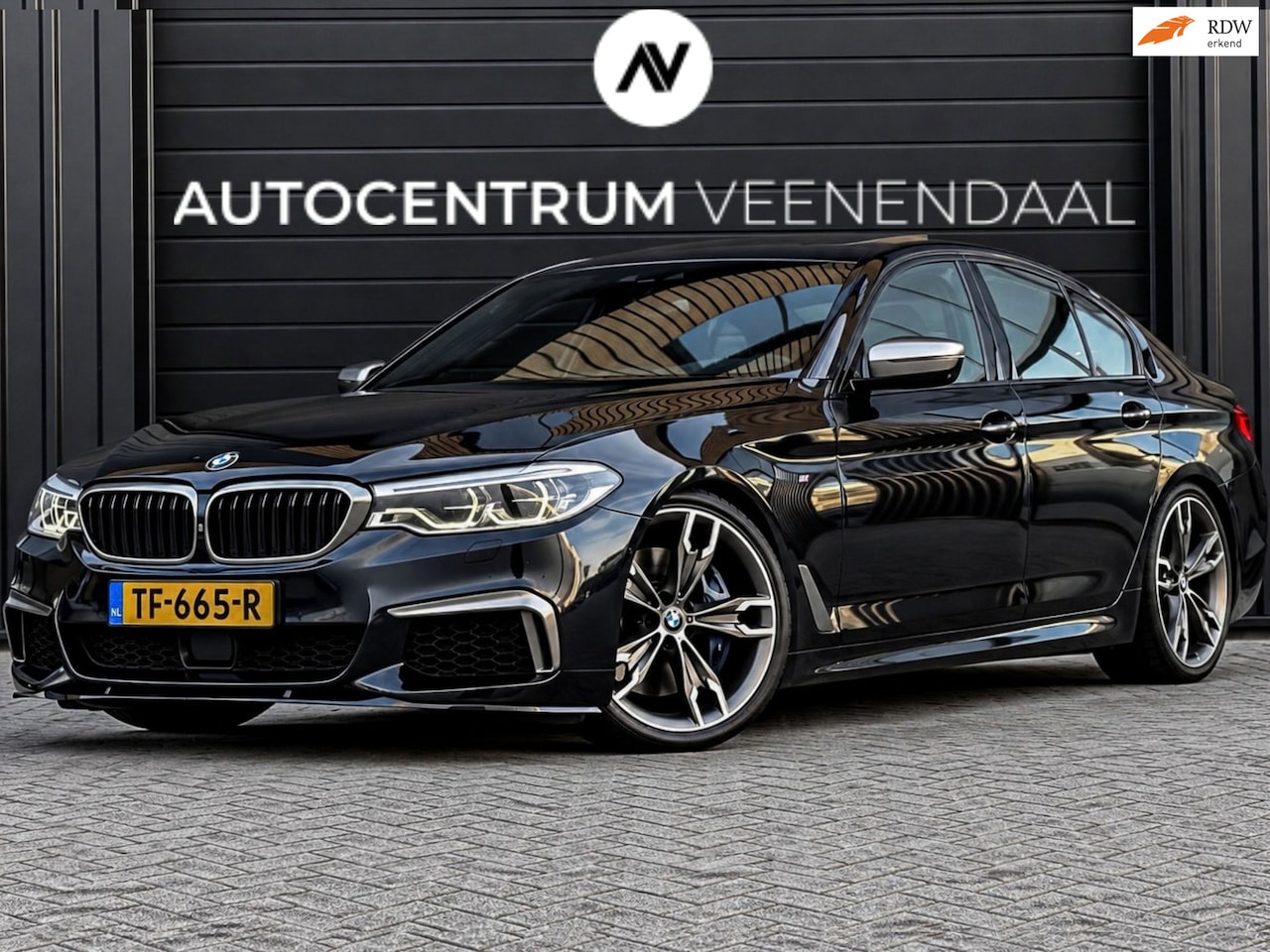 BMW 5-serie - M550d xDrive M-Sport 400 PK B&W/4.WIEL STURING/SCHUIFDAK/TREKHAAK/LEDER - AutoWereld.nl