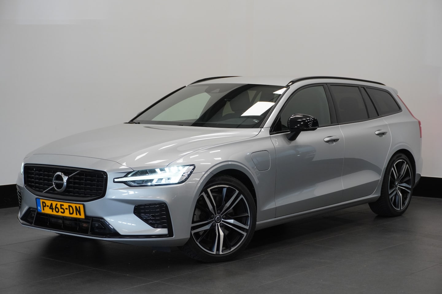 Volvo V60 - 2.0 T6 Recharge 340PK AWD R-Design | Camera | Memory | Stoel & Stuur verw. | €29.900,- inc - AutoWereld.nl