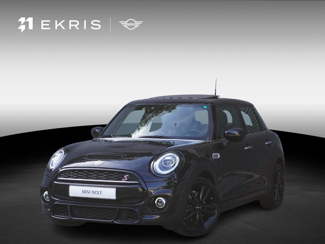 MINI 5-Deurs - Cooper S | John Cooper Works Uitvoering | 17" LM Track Spoke zwart | Glazen panoramadak | - AutoWereld.nl