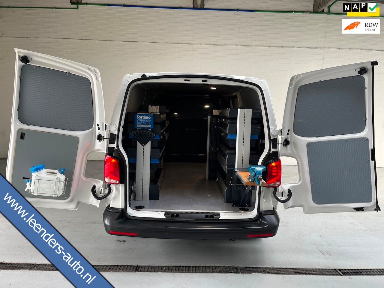 Volkswagen Transporter - Automaat DSG Servicewagen 2.0 TDI 150pk L2H1 3Persoons Sortimo Inrichting, Airco, Navigati - AutoWereld.nl