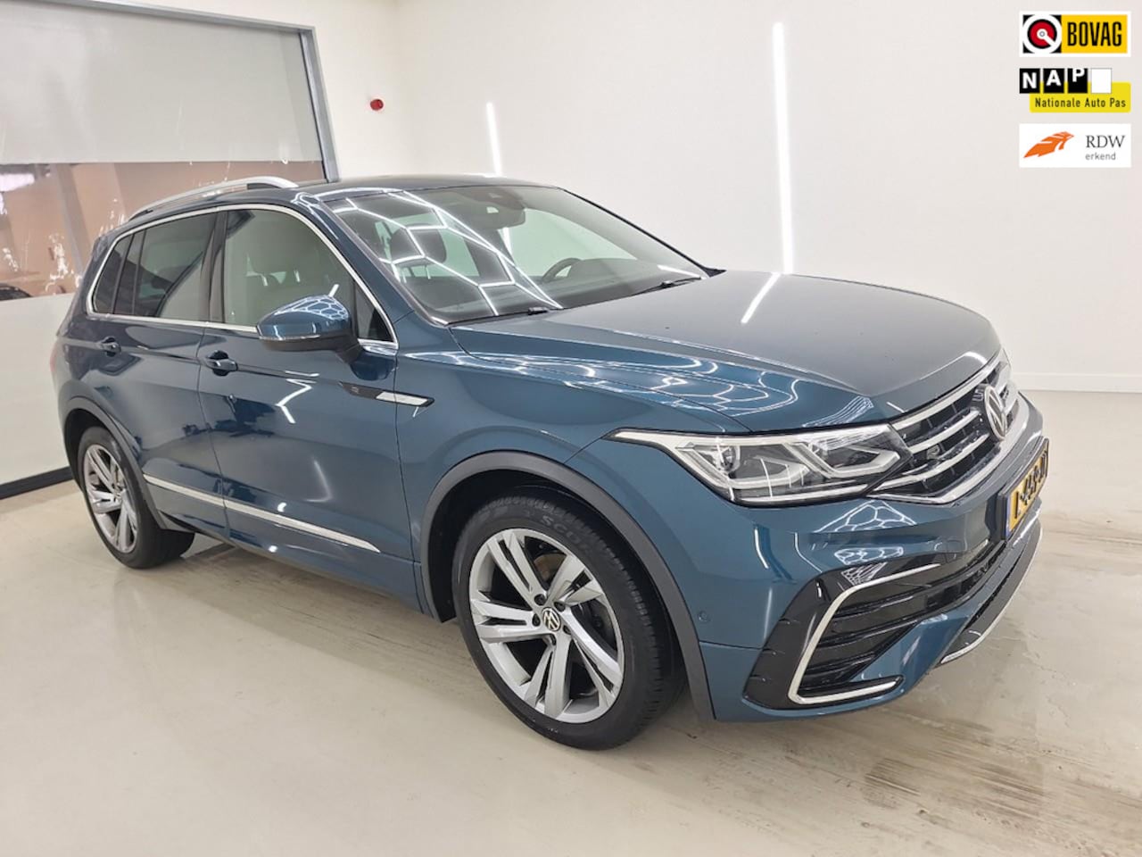 Volkswagen Tiguan - 1.5 TSI 3X R-Line Business+Led+Navigatie+Camera+Assist/winter-Pakket = RIJKLAAR !! - AutoWereld.nl