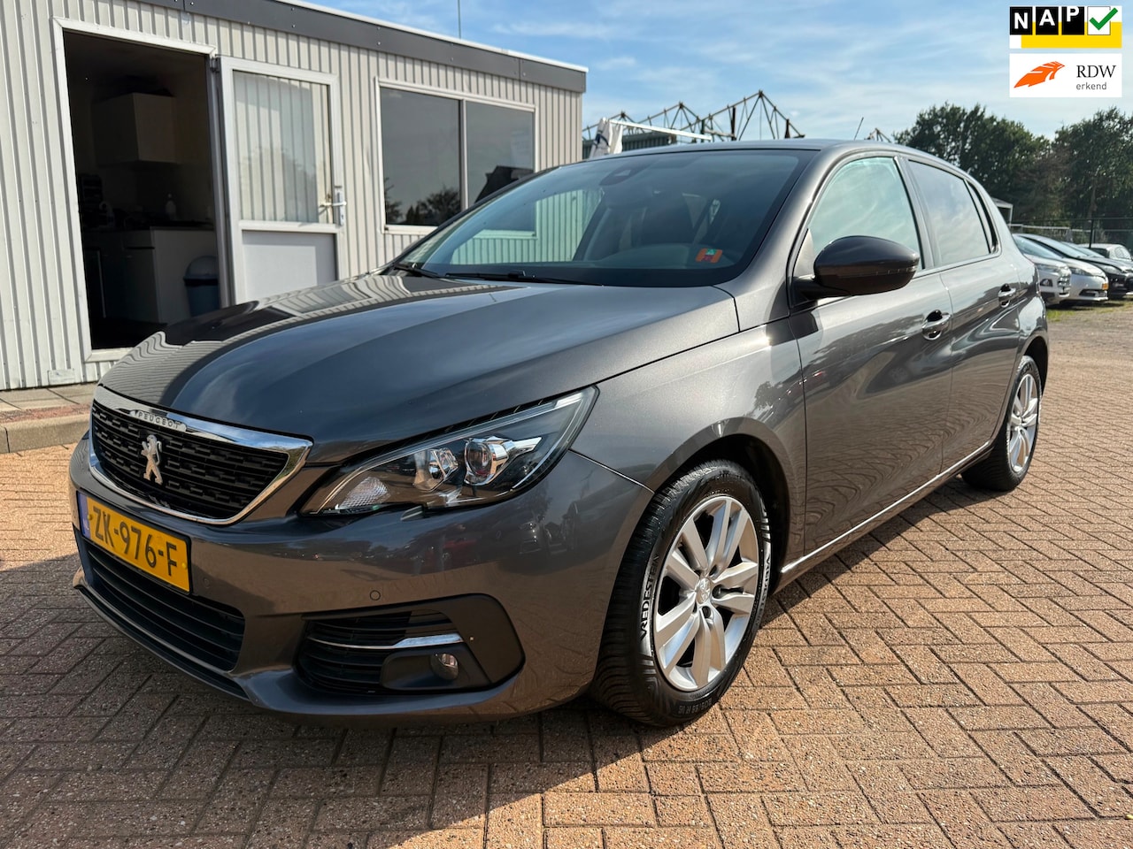 Peugeot 308 - 1.2 PureTech Blue Lease Executive PANORAMA DAK CARPLAY CRUISE - AutoWereld.nl