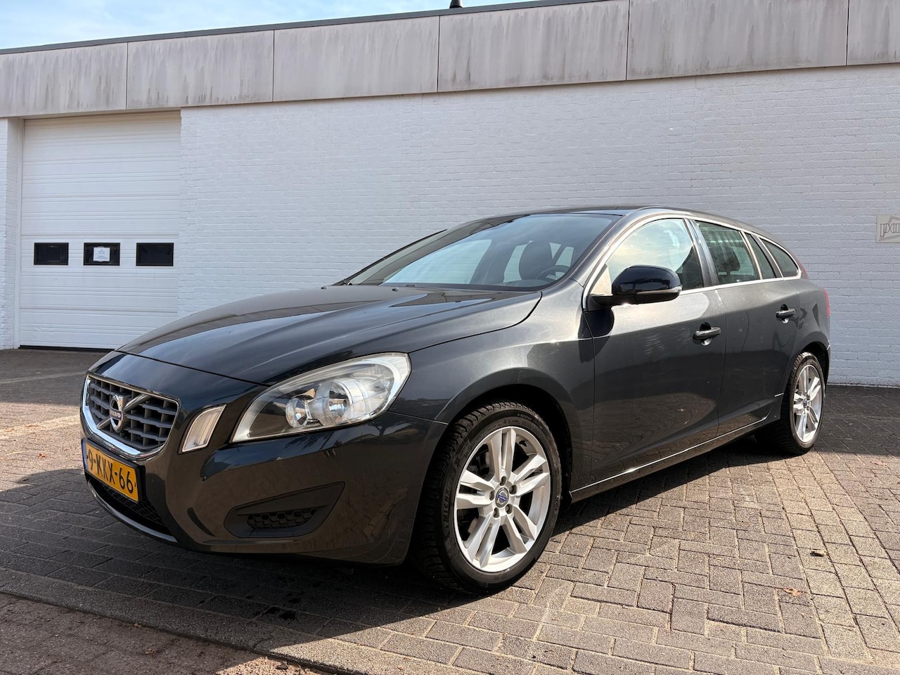Volvo V60 - 1.6 T3 Momentum Volvo V60 T3 150PK Automaat | 160DKM NAP | Momentum - AutoWereld.nl