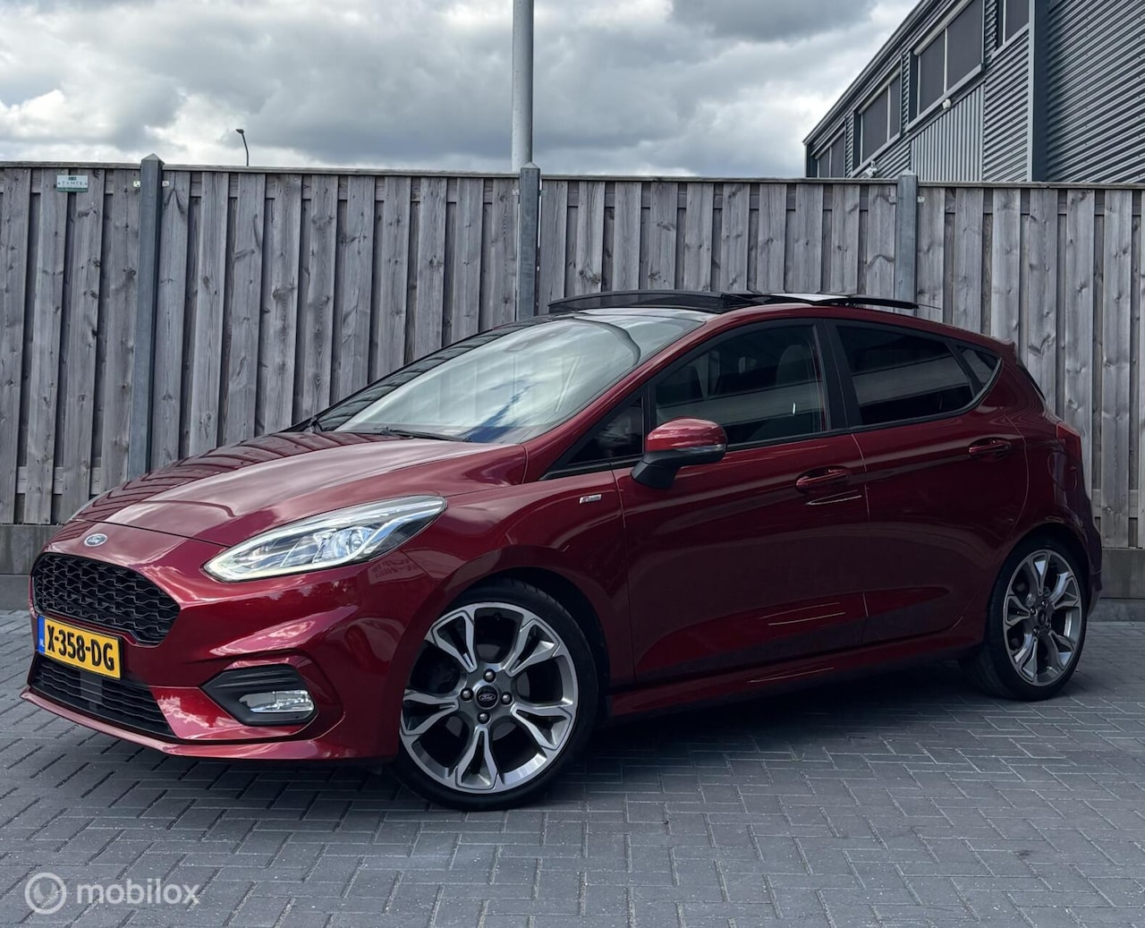Ford Fiesta - 1.0 EcoBoost Vignale/PANO/STOEL/STUURVERW/AIRCO - AutoWereld.nl