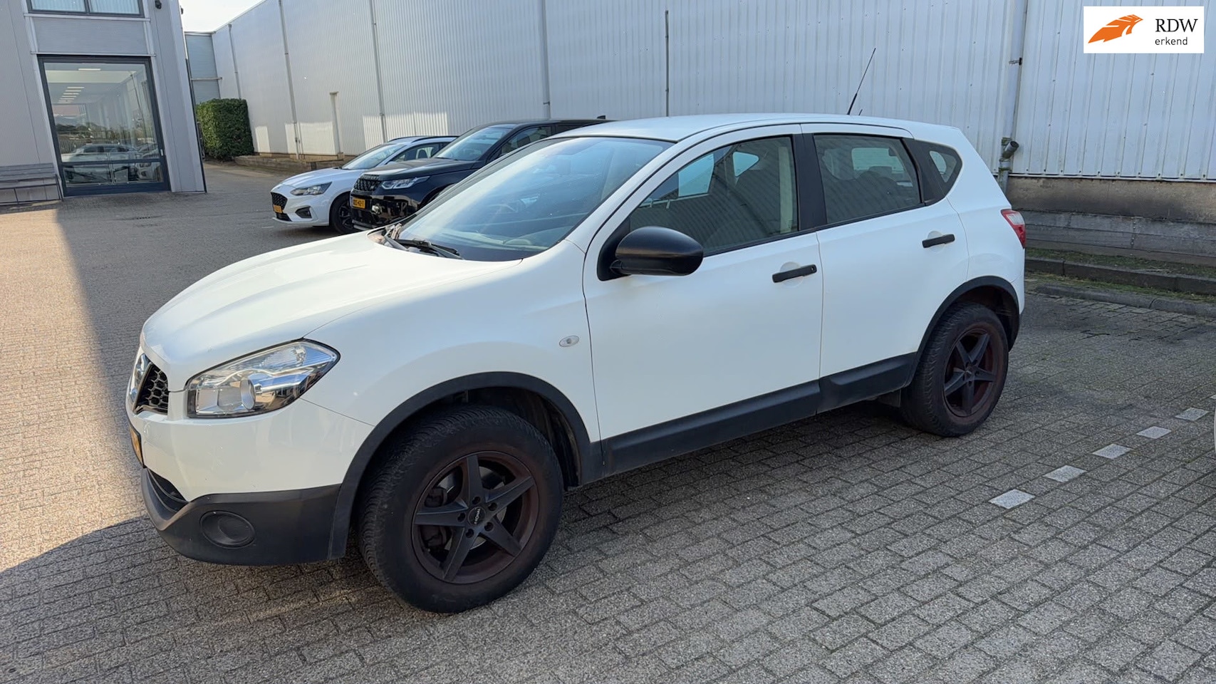 Nissan Qashqai - € 5500,- 2.0 Acenta 4WD Navi Trekhaak Airco Apk 2027 - AutoWereld.nl