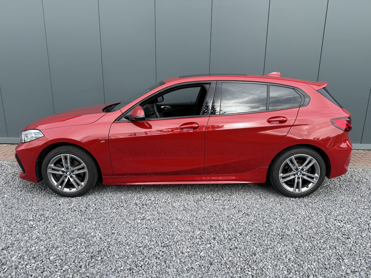 BMW 1-serie - 118i 136pk Automaat High Executive M-Sportpakket 5-drs - AutoWereld.nl