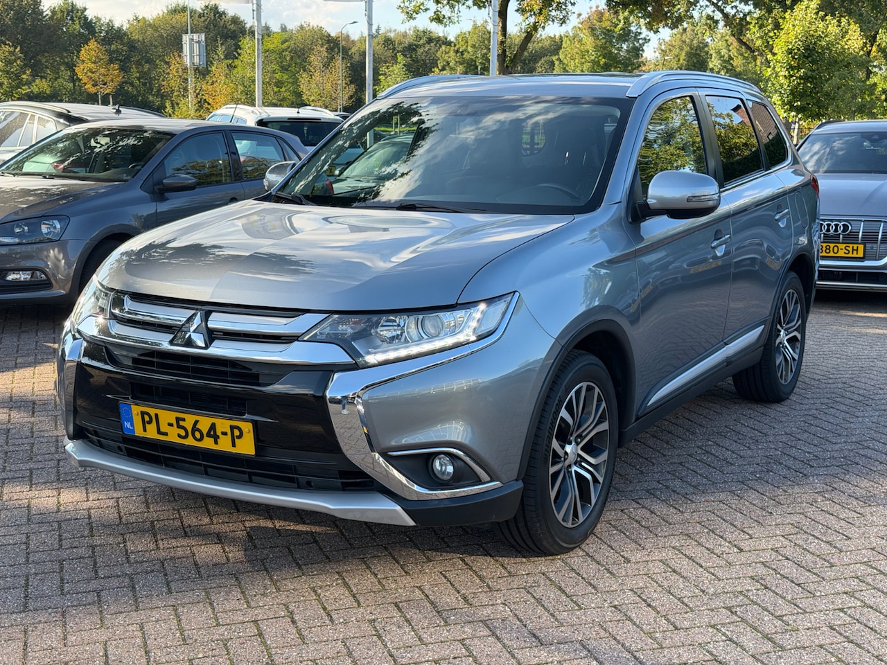 Mitsubishi Outlander - 2.0 Instyle 7p. / Trekhaak / Camera / Leder / Navigatie / 18'' / Keyless / Stoelverwarming - AutoWereld.nl