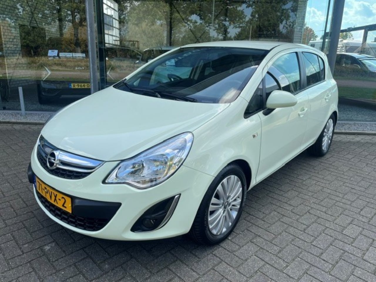 Opel Corsa - 1.4 16v Edition 5 Drs  AIRCO NAVI - AutoWereld.nl