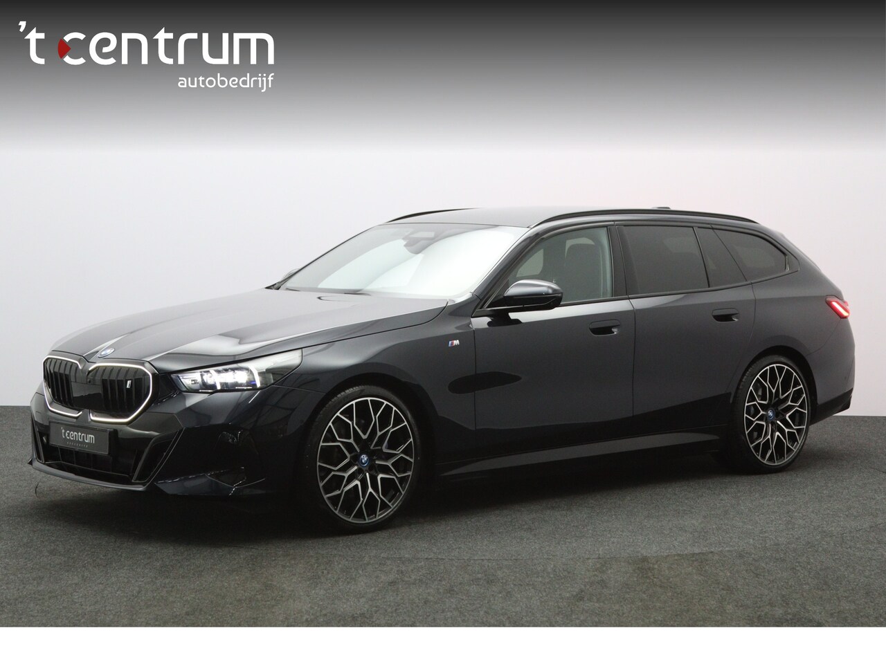 BMW i5 Touring - eDrive40 M Sport Edition 84 kWh eDrive40 M Sport Edition 84 kWh 340 PK, SOH 97 %, Panoramadak, Trekhaak, 360 Camera, H/K S - AutoWereld.nl
