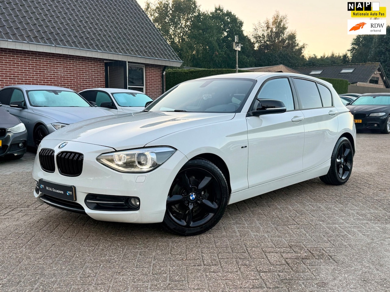 BMW 1-serie - 116i High Executive Sport|Nieuwe Ketting + Klepseals|Leder|Navigatie|Cruise control|Climat - AutoWereld.nl