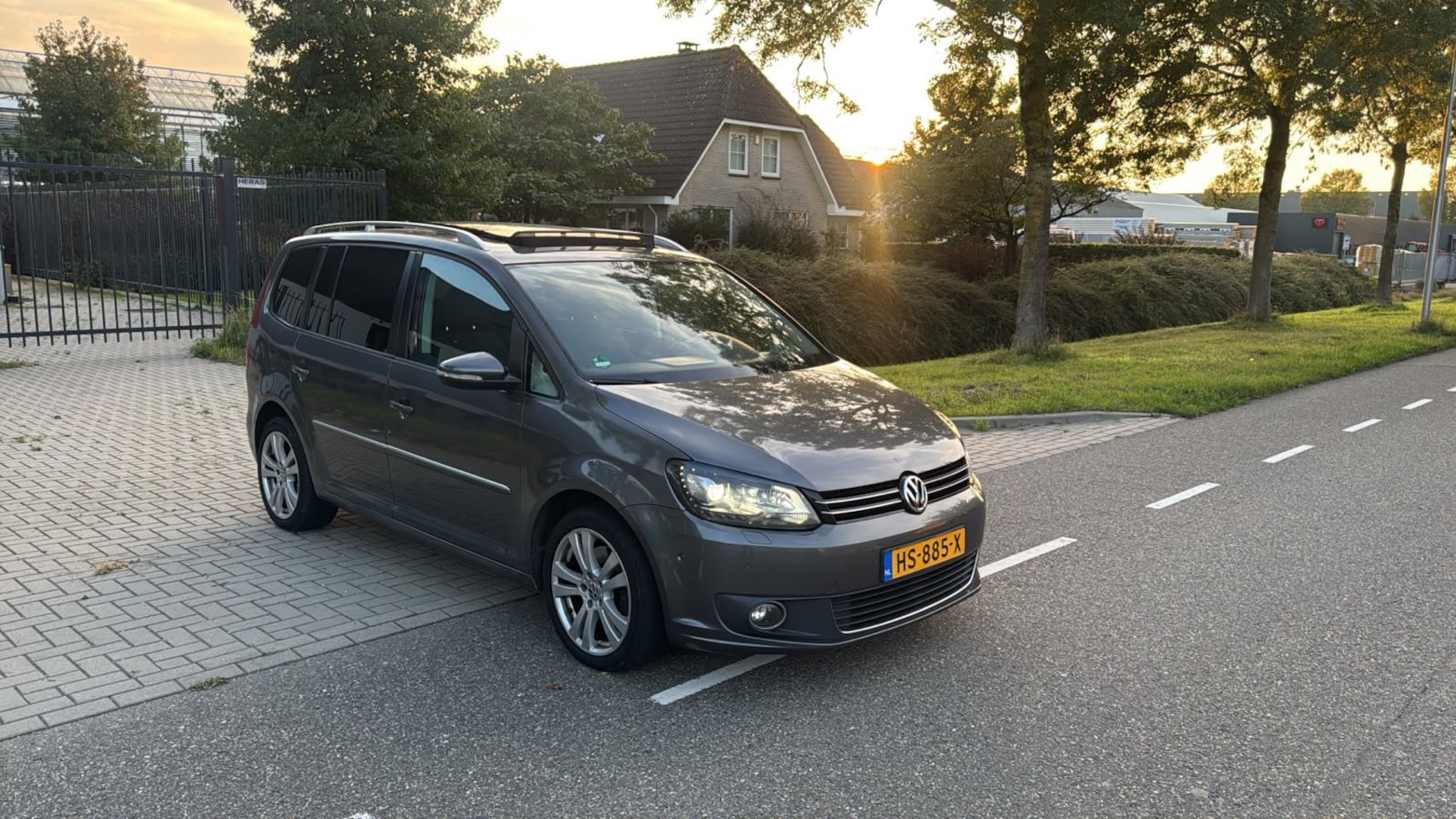 Volkswagen Touran - 2.0 TDI Highline PANORAMA DAK AUTOMAAT XENON LED 7 PERSOONS FULL OPTIES - AutoWereld.nl