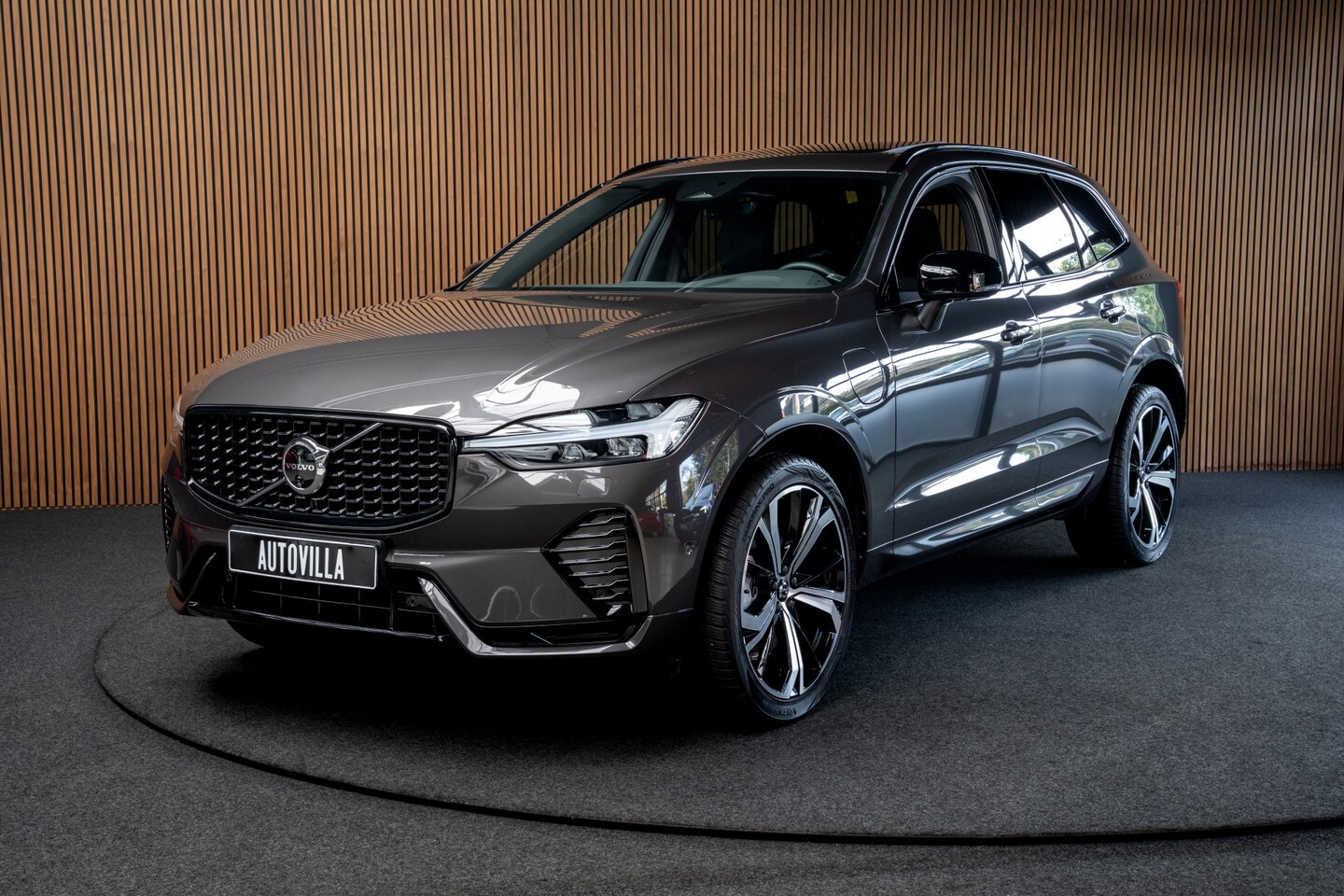 Volvo XC60 - 2.0 T6 Plug-in hybrid AWD HUD Panodak Leder Navi Camera Elektr. bedienbare achterklep Sfee - AutoWereld.nl