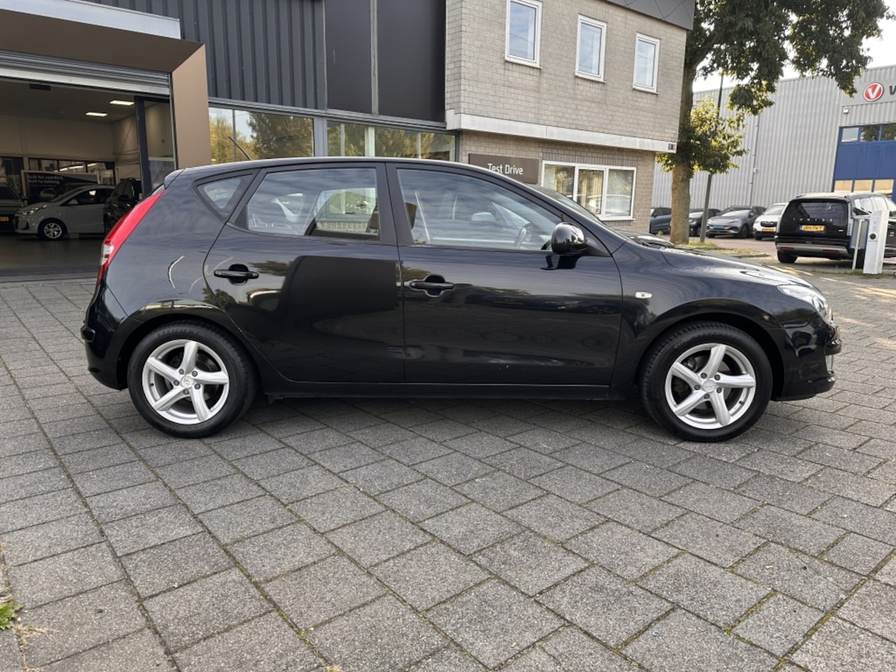 Hyundai i30 - 1.6i Dynamic*RIJKLAARPRIJS
