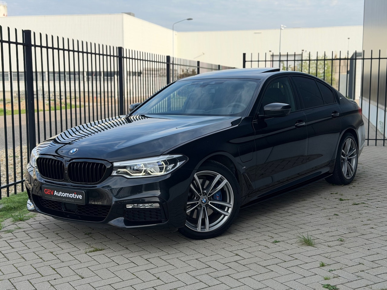 BMW 5-serie - 530e High Executive M-Sport HUD H&K Pano 360-Camera ACC Memory - AutoWereld.nl