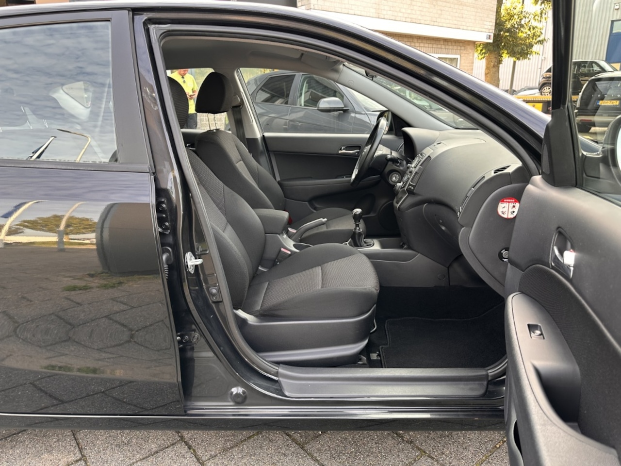 Hyundai i30 - 1.6i Dynamic*RIJKLAARPRIJS*