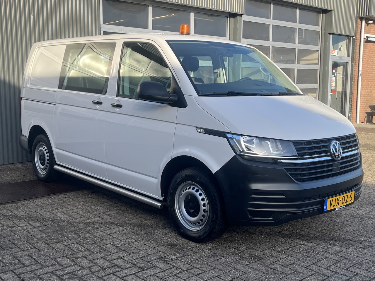 Volkswagen Transporter - 2.0 TDI 90pk L1H1 DC Airco Trekhaak 2200kg trekgewicht Telefoonverbinding 5-Persoons Siteb - AutoWereld.nl
