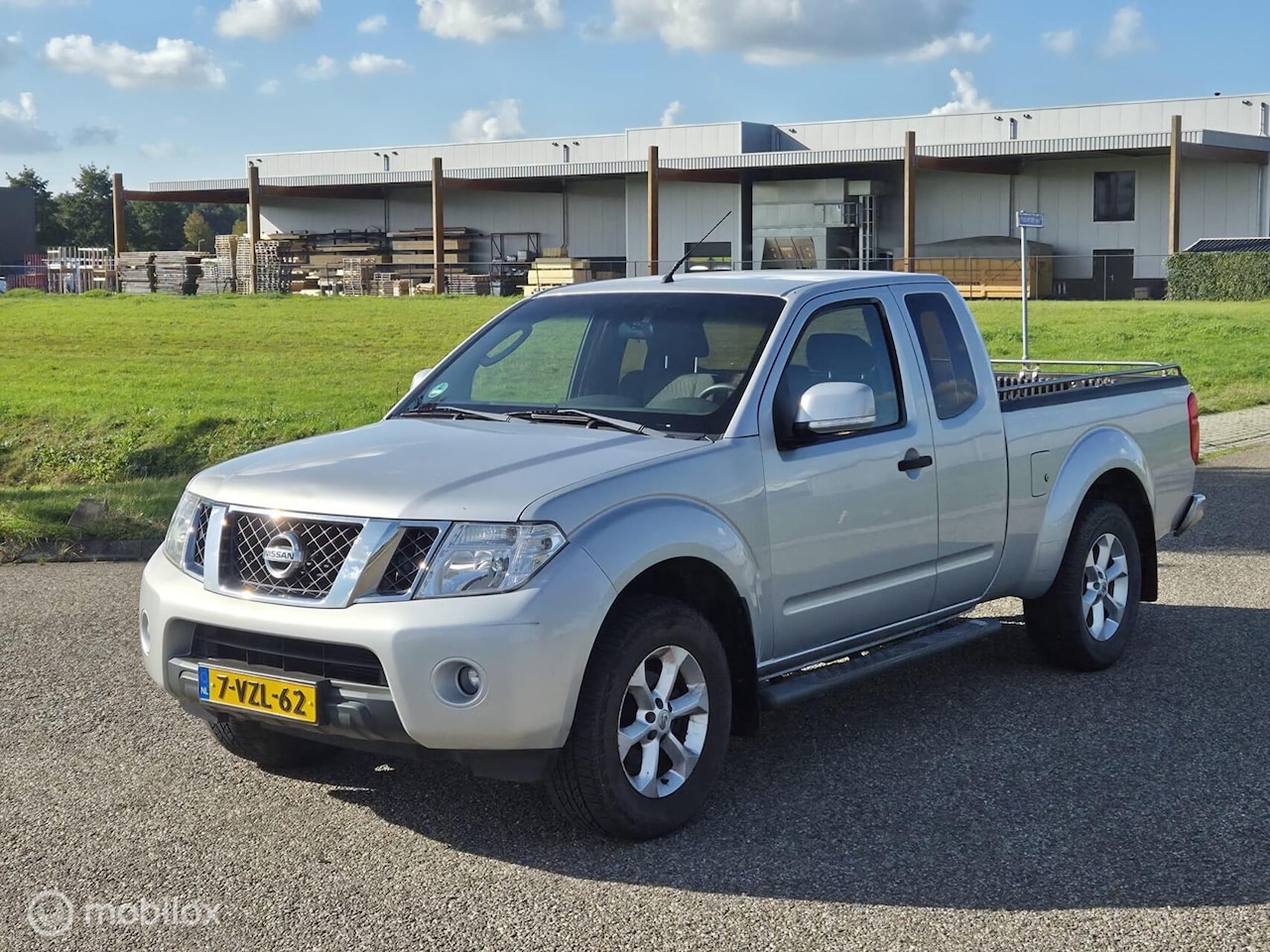 Nissan Navara - 2.5 dCi SE King Cab 4x4 Pick-up 3000kg trekgew - AutoWereld.nl