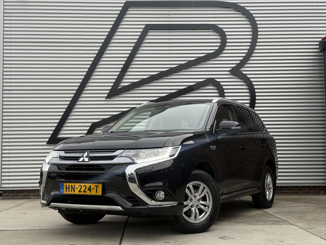 Mitsubishi Outlander - 2.0 PHEV Business Edition 1e Eigenaar|Camera|Cruise|Trekhaak|Clima|Navi|N.A.P|APK tot 01-2 - AutoWereld.nl