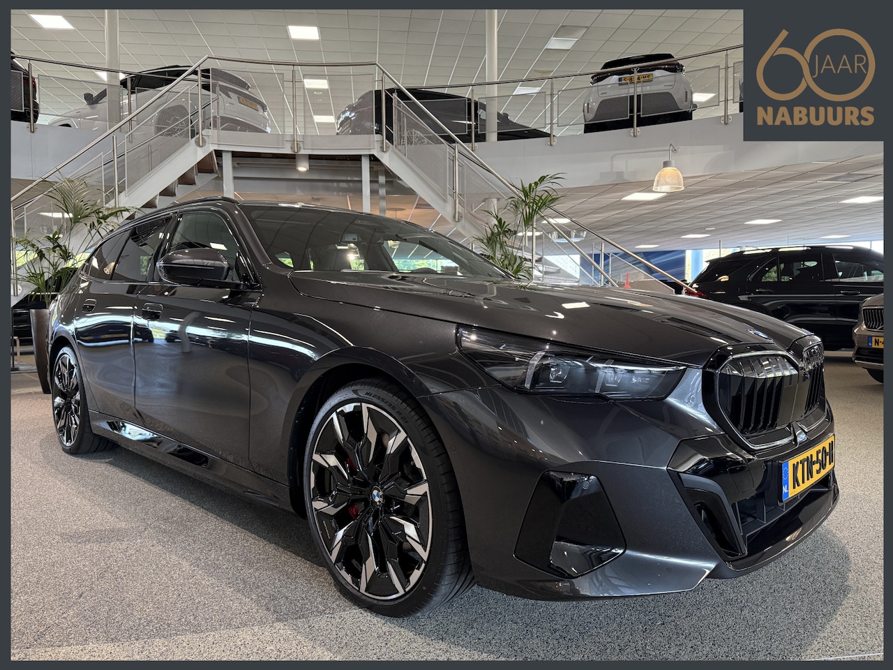 BMW 5-serie Touring - 550e xDrive 550e xDrive, M sportstoelen, B&W, Pano, HUD, 360cam - AutoWereld.nl