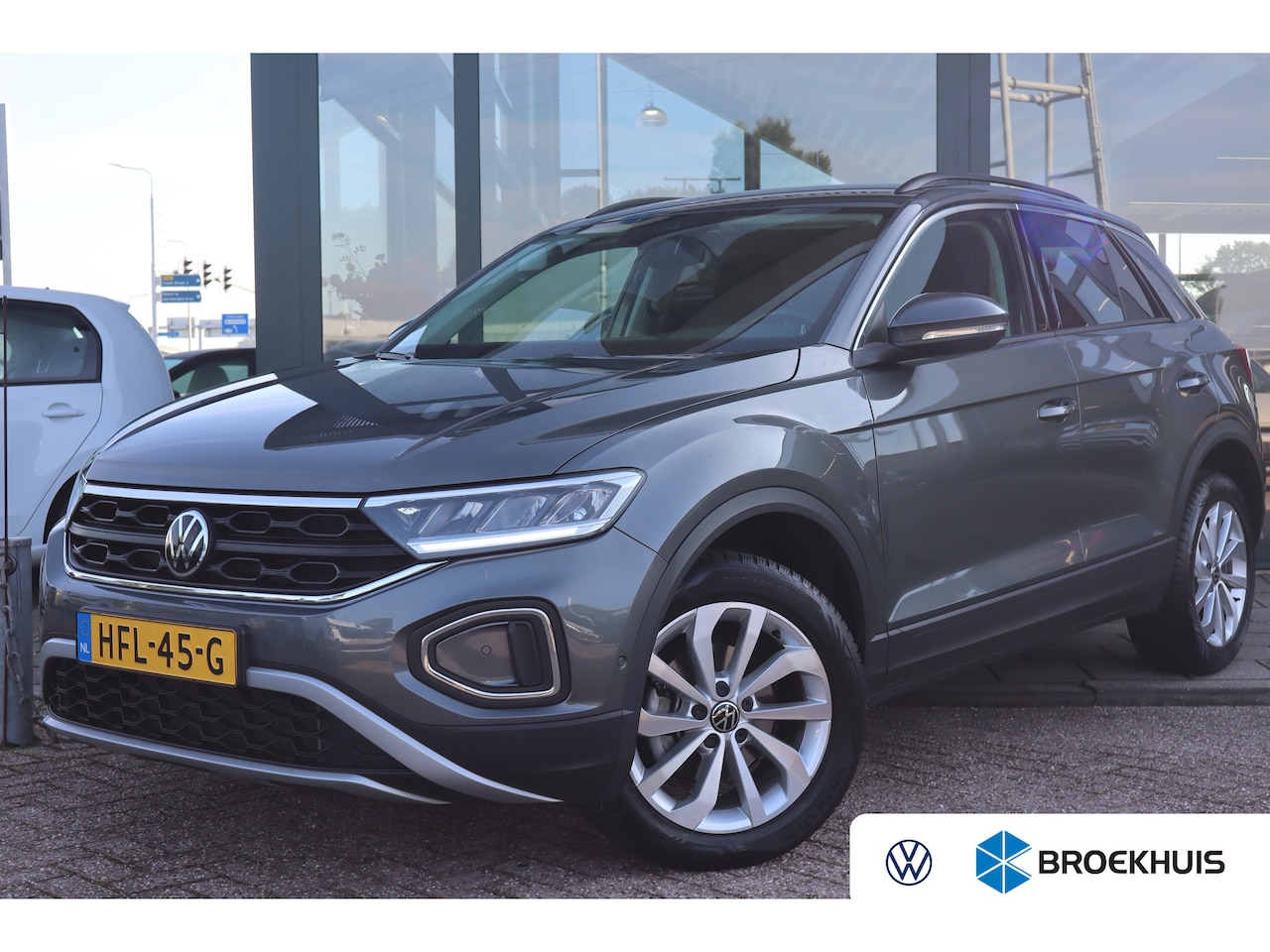 Volkswagen T-Roc - 1.5 TSI Life Edition 150PK TREKHAAK | Achteruitrijcamera | Airco | Cruise control adaptief - AutoWereld.nl