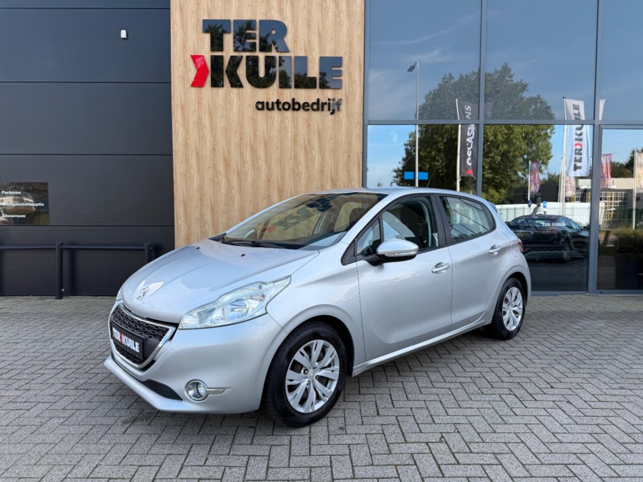Peugeot 208 - 1.2 VTi Envy / Lage km. / Org. Ned. Auto - AutoWereld.nl