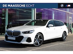 BMW 5-serie Touring - 530e M Sport Automaat / Panoramadak / Trekhaak / Achteruitrijcamera / Adaptieve LED / Park