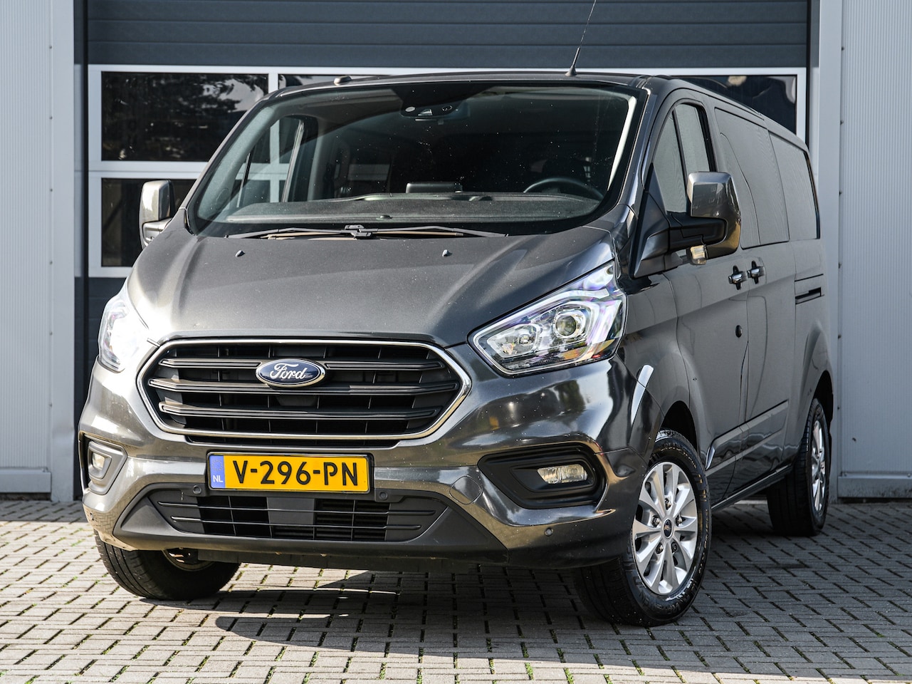 Ford Transit Custom - 320 2.0 TDCI L2H1 Limited DC | 2x schuifdeur | Camera | Adaptive cruise | Navi | PDC v+a | - AutoWereld.nl